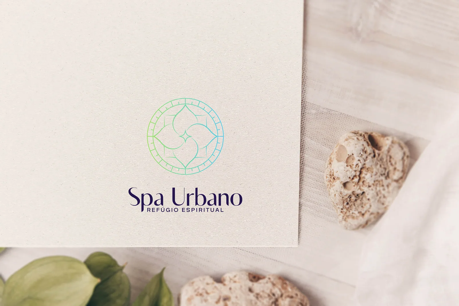 Identidade visual Spa Urbano aplicada em material institucional
